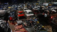 Ribuan kendaraan itu harus mengantre untuk bisa melintasi gerbang perbatasan.  