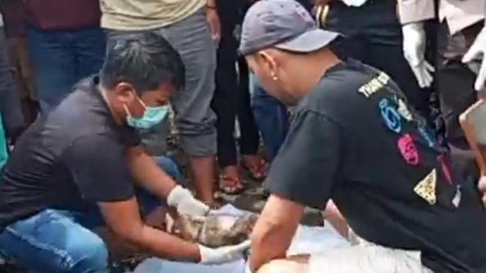 Persiapan pemakaman jenazah bayi yang ditemukan di selokan persawahan Kampung Lus, Desa Daleng, Kecamatan Lembor, Manggarai Barat, NTT, Jumat (20/12/2024) sore. (Dok. Polsek Lembor)