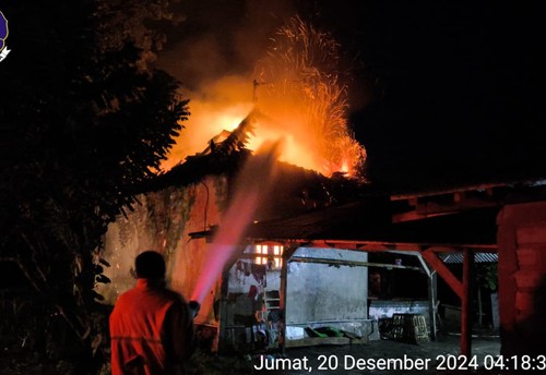 Petugas Damkar Jembrana padamkan api di Banjar Kepatang, Desa Pengambengan, Kecamatan Negara, Kabupaten Jembrana, pada Jumat (20/12/2024).  (dok. Damkar Jembrana)