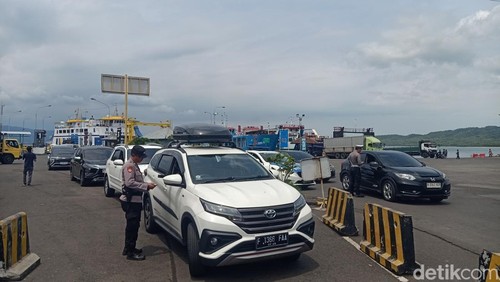 Petugas memeriksa kendaraan yang masuk ke Bali melalui Pelabuhan Gilimanuk menjelang Nataru 2025, Jumat (20/12/2024).