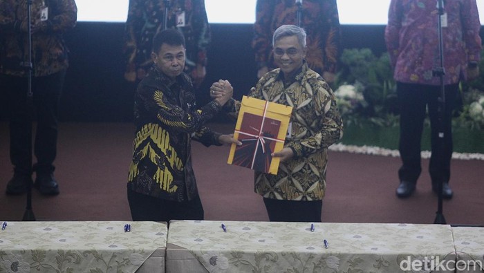 Pimpinan KPK Resmi Berganti Pimpinan KPK dan Dewan Pengawas (Dewas) KPK 2024-2029 telah menjalani upacara serah terima jabatan (sertijab). Kini mereka resmi bertugas di KPK.