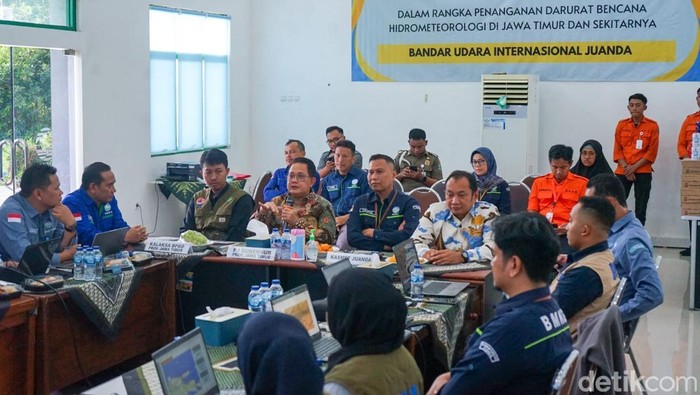 Pj Gubernur Jatim Pantau Posko Operasi Modifikasi Cuaca Antisipasi Darurat Bencana