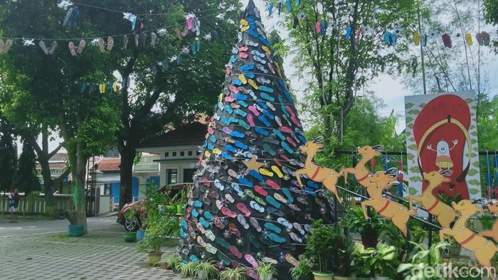 Pohon natal berbahan sendal jepit di gereja Katholik Santa Maria Perawan Bunda Kristus Desa Gadungan Kecamatan Wedi Klaten, Jumat (20/12/2024).