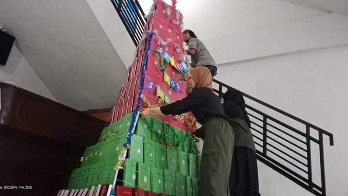 Pohon natal unik yang disusun dari ratusan arsip skripsi karya mahasiswa STIKOM Yos Sudarso Purwokerto, Kabupaten Banyumas, Jumat (20/12/2024).