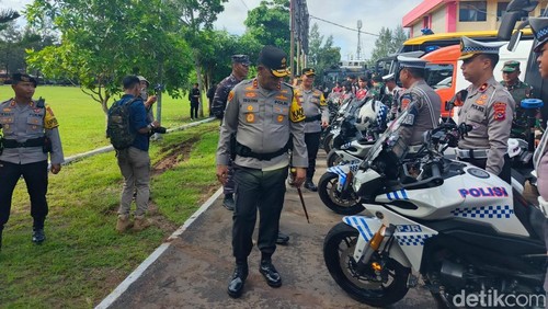 Polda NTT saat melaksanakan apel gelar pasukan Operasi Lilin Turangga 2024 di Mapolda NTT, Jumat (20/12/2024). (Yufengki Bria/detikBali).