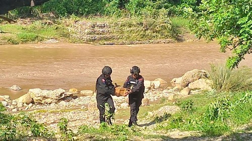 Polisi mengevakuasi mortir di pinggir Sungai Talau, Kelurahan Fatubenao, Kecamatan Kota Atambua, Belu, NTT, Jumat (20/12/2024). (Dok. Polres Belu)