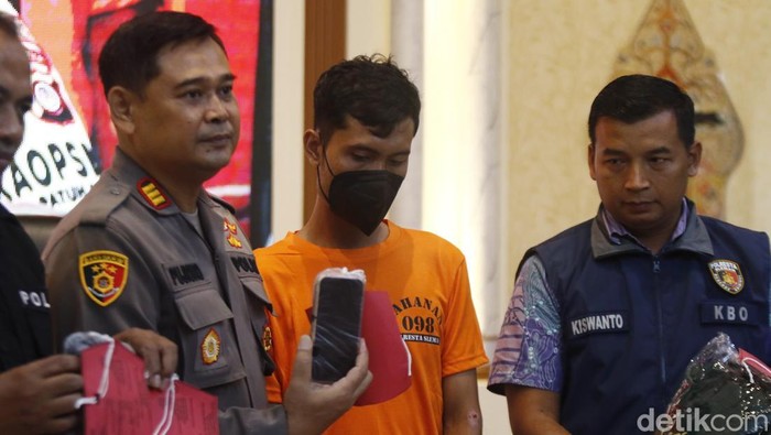 Polisi merilis penangkapan tersangka jambret tas wanita di Mapolresta Sleman, Jumat (20/12/2024).