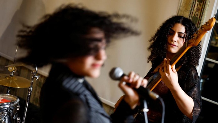 Lead singer, playing also on keys and synth, Nora of all Saudi female band, 