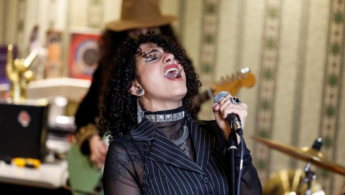 Lead singer, playing also on keys and synth, Nora of all Saudi female band, 