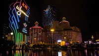 Makau, satu-satunya wilayah di China yang melegalkan perjudian, menjadikan kasino sebagai penyumbang utama ekonomi dengan kontribusi sekitar 80% terhadap pendapatan pajak. (Chris McGrath/Getty Images)
