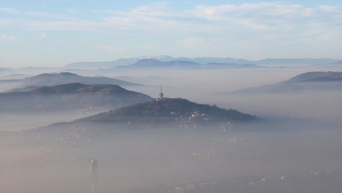 Bosnian capital of Sarajevo is covered in a blanket of fog and smog with dangerous levels of air pollution in Sarajevo, Bosnia and Herzegovina, December 17, 2024. REUTERS/Amel Emric