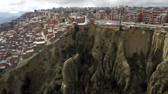 Potret Ngeri Rumah-rumah Dukun Pinggir Jurang Bolivia Aymara Indigenous spiritual workers' workplaces stand on the edge of a cliff overlooking La Paz, in El Alto, Bolivia, Tuesday, Dec. 17, 2024. (AP Photo/Gaston Brito)