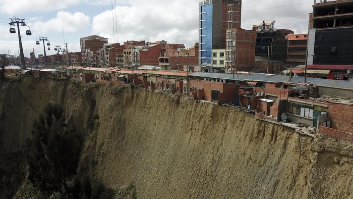 Aymara Indigenous spiritual workers' workplaces stand on the edge of a cliff overlooking La Paz, in El Alto, Bolivia, Tuesday, Dec. 17, 2024. (AP Photo/Gaston Brito)