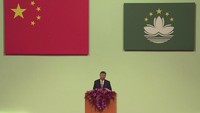 Presiden China Xi Jinping menghadiri pelantikan pemimpin baru Makau Sam Hou Fai di Makau, Jumat (20/12/2024). (Justin Chan/Pool Photo via AP)  