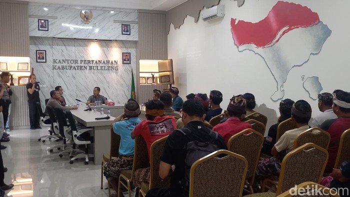 Puluhan warga transmigran eks Timor Timur (Timtim) yang tinggal di Desa Sumberklampok, Kecamatan Gerokgak, Buleleng, Bali, mendatangi kantor Badan Pertanahan Nasional (BPN) Kabupaten Buleleng, Jumat (20/12/2024).