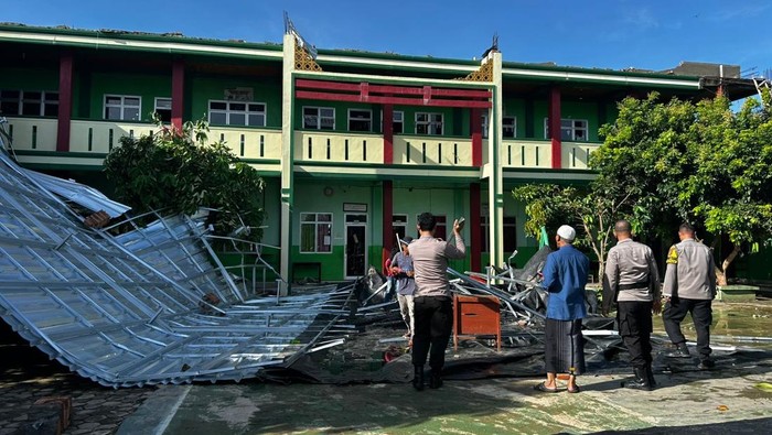 Puting beliung merobohkan sejumlah bangunan sekolah dasar di Kota Metro, Provinsi Lampung. Beruntung tidak ada korban jiwa dalam peristiwa tersebut.