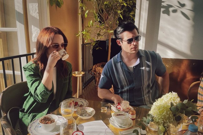 Rachel sendiri sudah menikah dengan aktor Jason Ralph, lawan mainnya dalam serial The Marvelous Mrs. Maisel.  Foto: Instagram @rachelbrosnahan