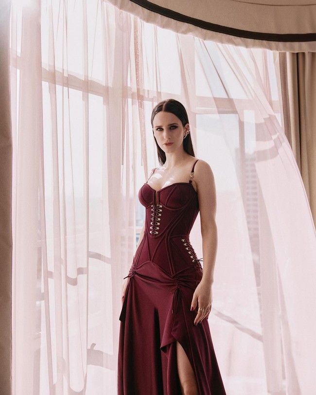 Rachel Brosnahan sendiri sudah cukup banyak membintangi film dan serial terkenal, seperti The Marvelous Mrs. Maisel, House of Cards, The Amateur hingga Orange is The New Black. Foto: Instagram @rachelbrosnahan