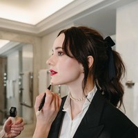Di Instagram, Rachel cukup sering membagikan kehidupan dan gayanya baik di karpet merah maupun keseharian.  Foto: Instagram @rachelbrosnahan
