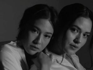 Gaya Kembar Raisa dan Dian Sastrowardoyo Pemotretan Bareng, Bikin Terpana