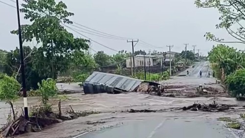 Rumah pasutri Lalu Tusniawan dan Hajidah di Dusun Mekar Sari, Desa Sori Tatanga, Kecamatan Pekat, Dompu, NTB, hanyut akibat banjir bandang, Jumat (20/12/2024) sore. (Istimewa)