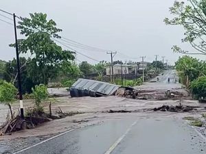 Ngeri, Pasutri di Dompu Terseret Banjir Bandang Bersama Rumah Seisinya