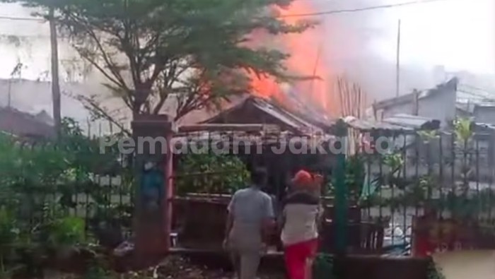 Rumah warga di Menteng, Jakarta Pusat (Jakpus), dilanda kebakaran. Petugas pemadam kebakaran (damkar) masih menangani kebakaran tersebut. (dok IG @humasjakfire)