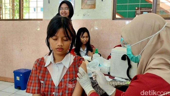 Salah satu pelajar SMP di Kota Malang menerima vaksinasi HPV.