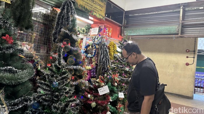Salah satu pembeli pernak-pernik Natal di Pasar Atom Surabaya