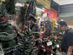 Lesunya Penjualan Pernak-pernik Natal di Pasar Atom Surabaya