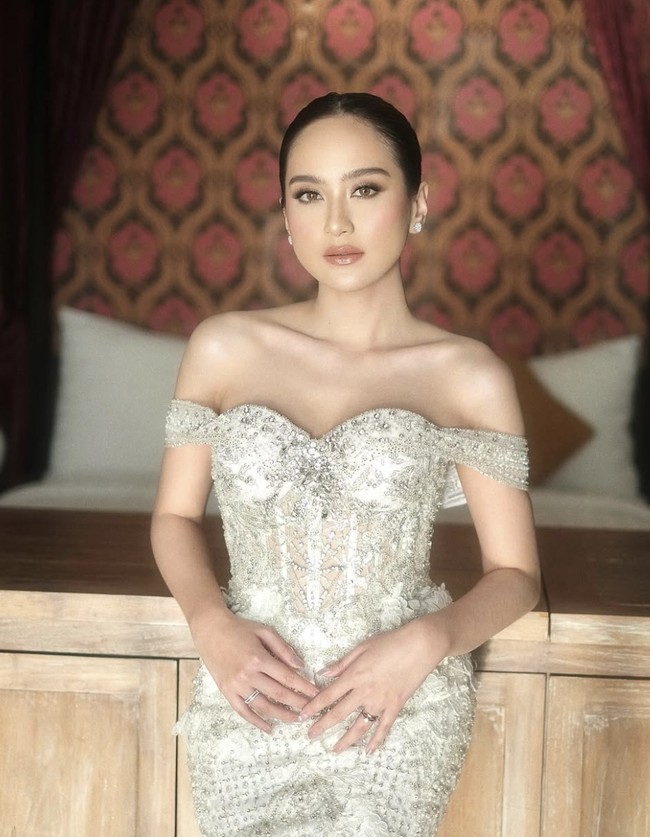 Makeup saat resepsi pernikahan Salshabilla Adriani menuai banyak pujian. Makeup bernuansa bronze dengan menonjolkan kulit glowing dan bibir glossy memberikan kesan elegan. Banyak juga netizen yang memuji bahwa makeup resepsi pernikahan Salshabilla saat dipinang oleh Ibrahim Risyad menglingi karena terlihat semakin cantik. Foto: dok. Instagram