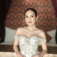 Makeup saat resepsi pernikahan Salshabilla Adriani menuai banyak pujian. Makeup bernuansa bronze dengan menonjolkan kulit glowing dan bibir glossy memberikan kesan elegan. Banyak juga netizen yang memuji bahwa makeup resepsi pernikahan Salshabilla saat dipinang oleh Ibrahim Risyad menglingi karena terlihat semakin cantik. Foto: dok. Instagram