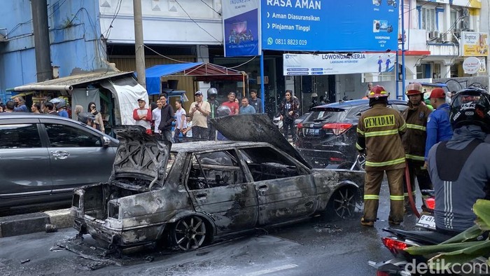 Satu unit mobil terbakar di Jalan Margonda Raya, Kota Depok. Peristiwa itu membuat lalu lintas mengalami kemacetan. (Devi Puspitasari/detikcom)