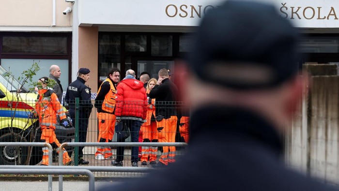 SD di Zagreb Diserang dengan Pisau, 1 Murid Tewas People stand near an ambulance, following a knife attack in a primary school, in Zagreb, Croatia, December 20, 2024. REUTERS/Antonio Bronic