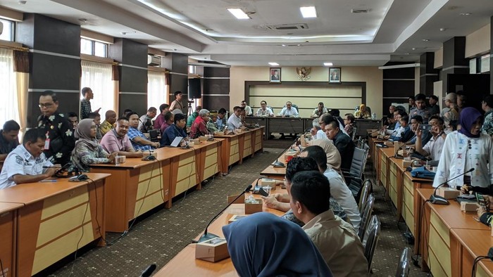 Sekda NTB Lalu Gita Ariadi memimpin rapat persiapan acara Pelantikan dan Serah Terima Jabatan Gubernur dan Wakil Gubernur serta Bupati dan Wakil Bupati dan Wali kota dan Wakil Wali kota terpilih di Gedung Paripurna DPRD NTB, Jumat sore (20/12/2024). (Ahmad Viqi/detikBali)