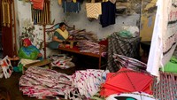 Orang-orang di Gujarat merayakan Uttarayan, sebuah festival Hindu pada pertengahan Januari yang merayakan akhir musim dingin dengan menerbangkan layang-layang yang diikat dengan tali berlapis kaca atau plastik.  
