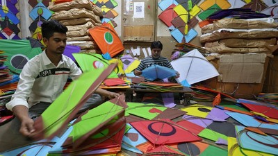 Sibuknya Pembuat Layang-layang di India Jelang Festival Panen