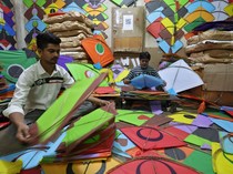 Sibuknya Pembuat Layang-layang di India Jelang Festival Panen