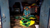 Menurut perkiraan pemerintah, lebih dari 130.000 orang terlibat dalam pembuatan layang-layang di seluruh Gujarat, banyak di antaranya bekerja dari rumah untuk membuat layang-layang yang biaya pembuatannya hanya lima rupee (6 sen AS).  