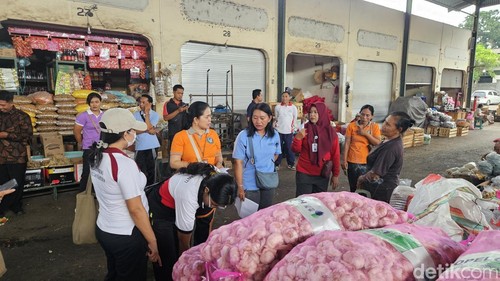 TPID Klungkung sidak kebutuhan pokok, temukan harga merangkak naik jelang nataru, Jumat (20/12/2024). (Putu Krista/detikBali)