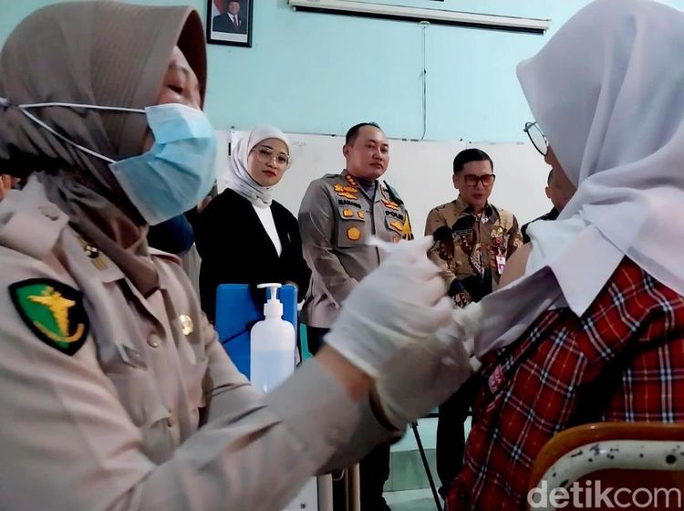 Vaksinasi HPV Cegah Kanker Serviks untuk Siswa di Kota Malang