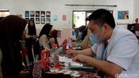 Dari pantauan detikJatim, vaksinasi HPV ini dilaksanakan di SMPN 3 Kota Malang pada Jumat (20/12/2024). Nampak, siswi berusia 15 tahun dari berbagai sekolah di Kota Malang secara tertib mengikuti tahapan vaksinasi HPV.