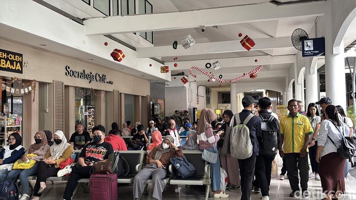 Situasi di Stasiun Surabaya Gubeng pada masa Libur Nataru 2024/2025.