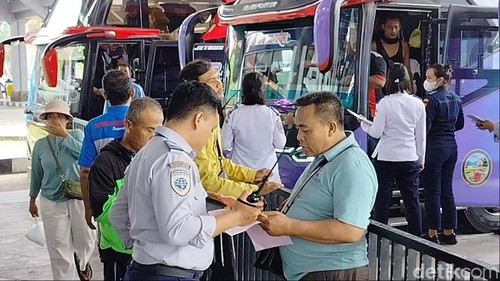 Suasana di Terminal Mengwi, Badung, Bali, menjelang Natal dan Tahun Baru, Jumat (20/12/2024).