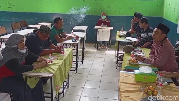 Suasana mediasi antara guru pembina OSIS dengan pihak kantin MTs Brebes, Jumat (20/12/2024).