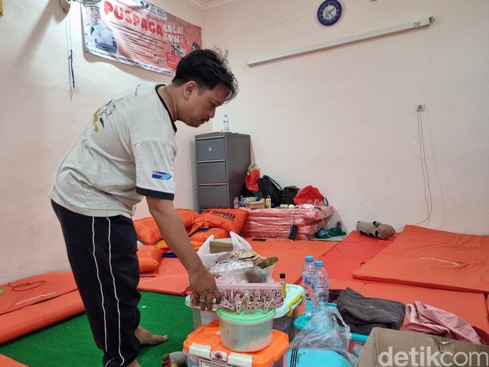 Sukmono Catur (41), salah satu penghuni Gedung Setan Surabaya yang mengaku tidak punya tempat tinggal lain.