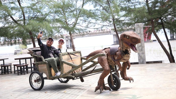 Salah satu wahana baru Dino Dokar di THP Kenjeran Surabaya