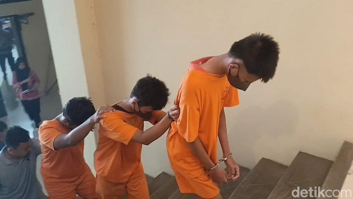 Tiga remaja terlibat pembacokan pelajar SMP di Bandar Lampung saat diamankan polisi