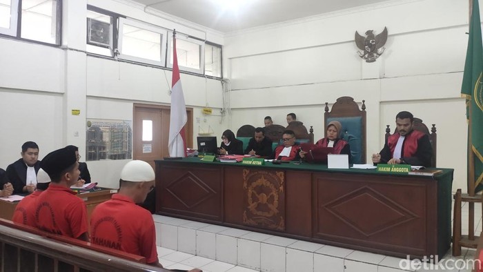 Tiga terdakwa kurir narkoba di Palembang saat sidang vonis 20 tahun penjara.
