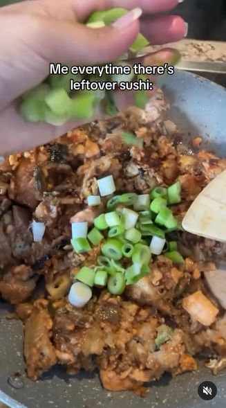 TikToker Ini Masak Sushi Sisa Jadi Nasi Goreng, Ini Tampilannya